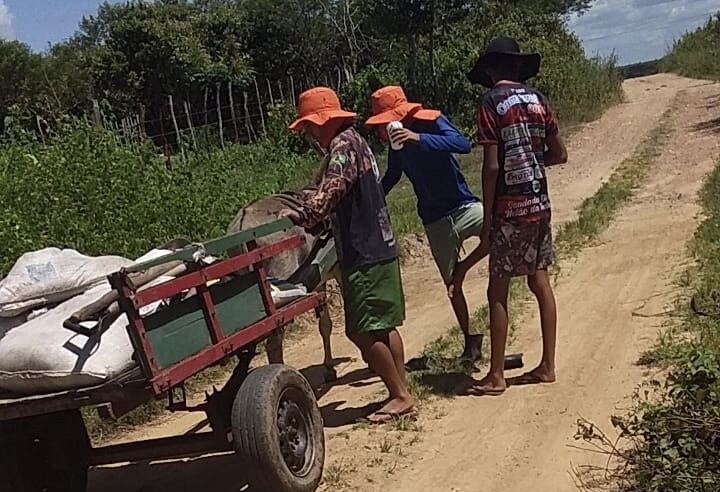 Moradores de Quixinxé improvisam conserto de estrada e pedem apoio da prefeitura